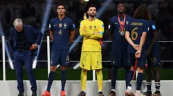 Hugo Lloris recibiendo la medalla plateada en Qatar.