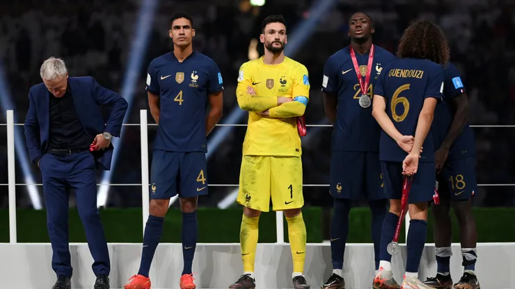 Hugo Lloris recibiendo la medalla plateada en Qatar.