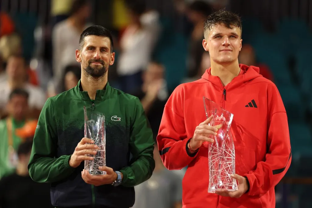 Nole y Mensik en la premiación del Masters 1000 de Miami. (Foto: Getty).