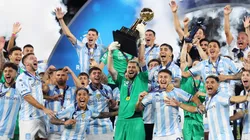 Los jugadores de Racing Club festejan la obtención de la Recopa Sudamericana 2025.