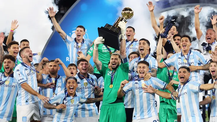 Los jugadores de Racing Club festejan la obtención de la Recopa Sudamericana 2025.