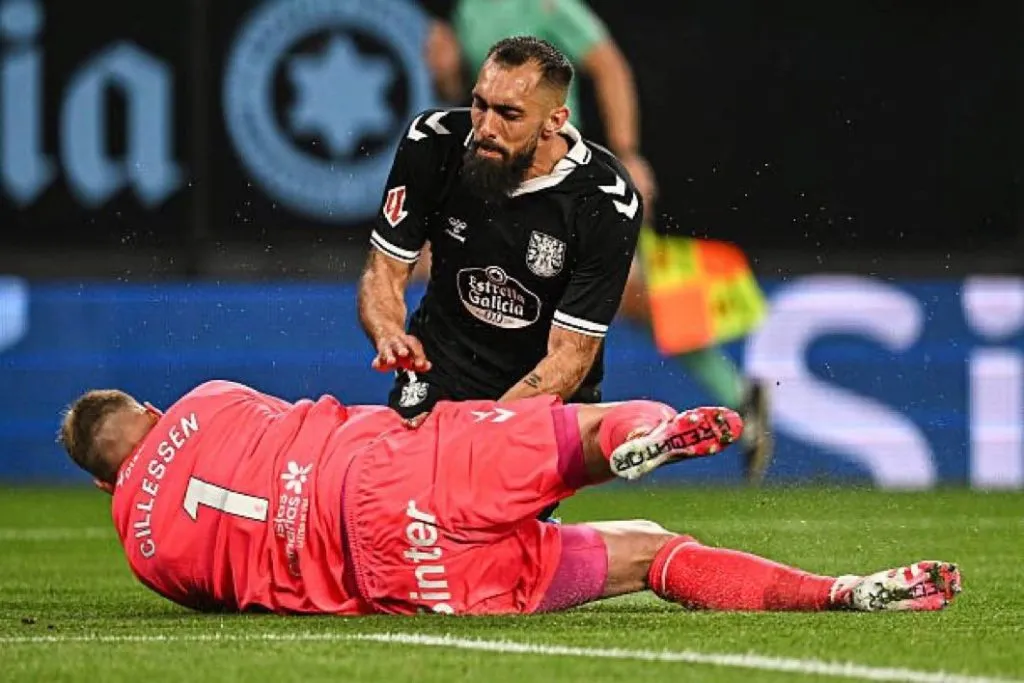 El impacto que provocó la lesión de Cillessen.