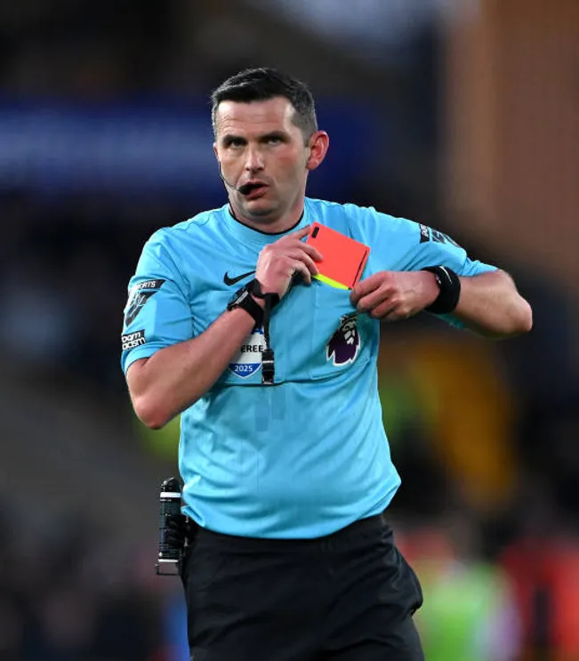 Los árbitros de la Premier League cobran 240 mil libras al año, aproximadamente.