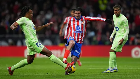 Rodrigo De Paul y Jules Koundé disputan la pelota en el último enfrentamiento entre Atlético de Madrid y Barcelona.