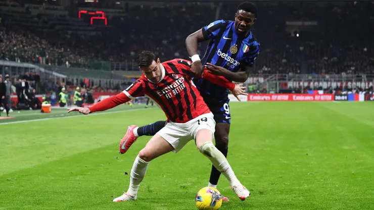 Theo Hernández y Marcus Thuram disputan la pelota en el último Derby della Madonnina.