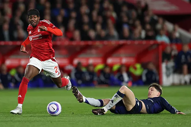 Elanga dejó por el piso a Garnacho en su gol.