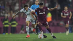 Marcelino Moreno disputa la pelota con Lucas Romero en las semifinales de la Copa Sudamericana 2024.