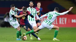 Lamine Yamal disputa la pelota en la goleada por 5-1 de Barcelona frente a Real Betis por la Copa del Rey.