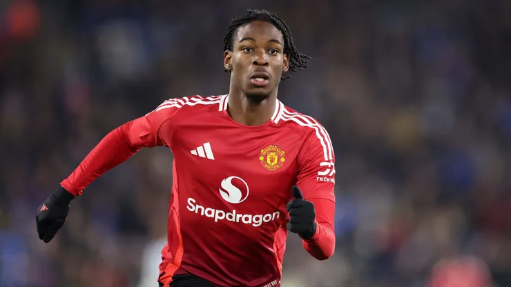 Tiene 18 años, viene de marcar 6 goles en 45 minutos y amenaza con desplazar a Garnacho en Manchester United