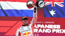 Max Vestappen celebra su triunfo en Japón.