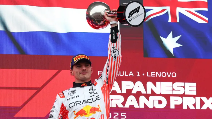 Max Vestappen celebra su triunfo en Japón.
