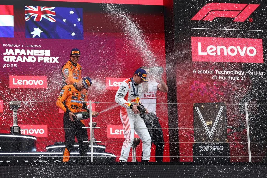 Max Verstappen en el podio junto a Lando Norris y Oscar Piastri.