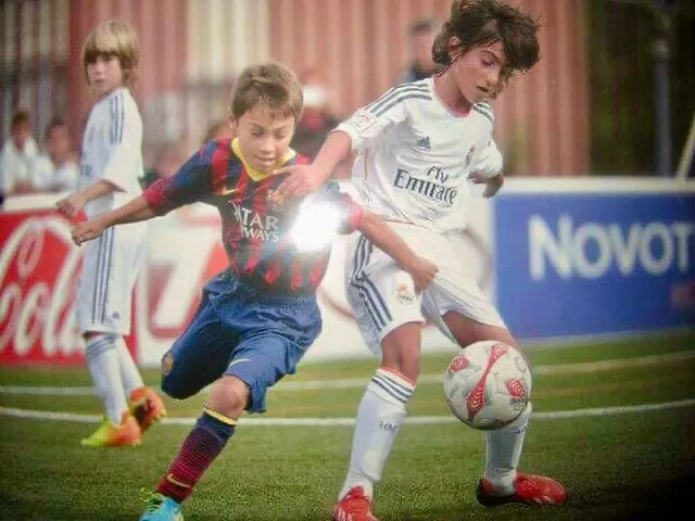Leo Coira jugando un clásico contra el Barcelona.
