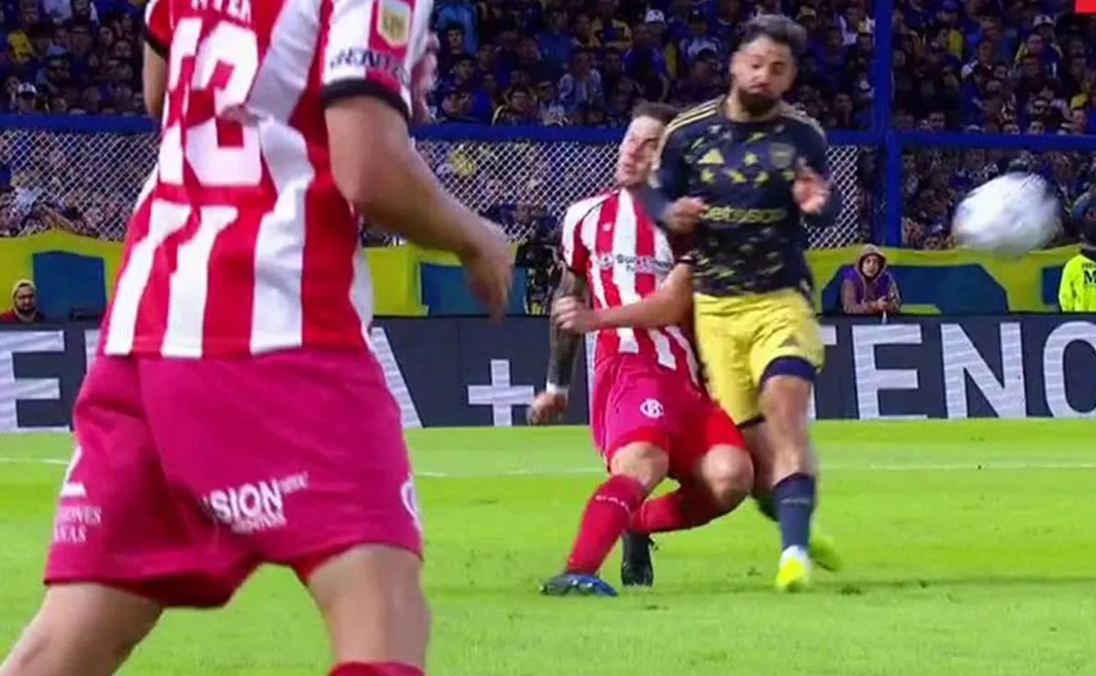 ¿Era roja? El codazo de Milton Giménez que desató la polémica en Boca ...