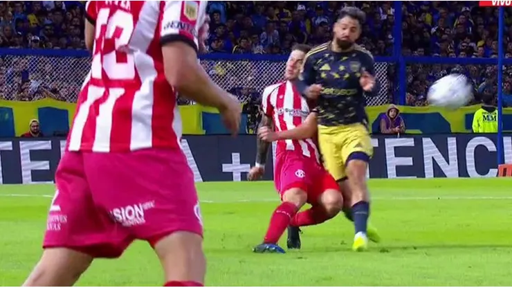 ¿Era roja? El codazo de Milton Giménez que desató la polémica en Boca vs. Barracas