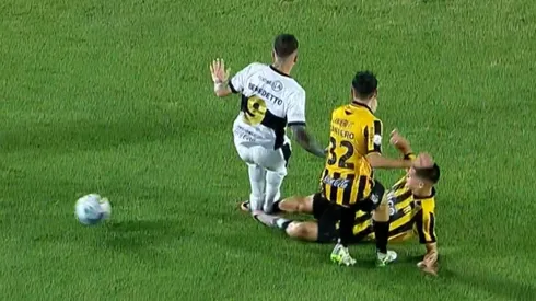 Pipa Benedetto vio la roja en Paraguay.