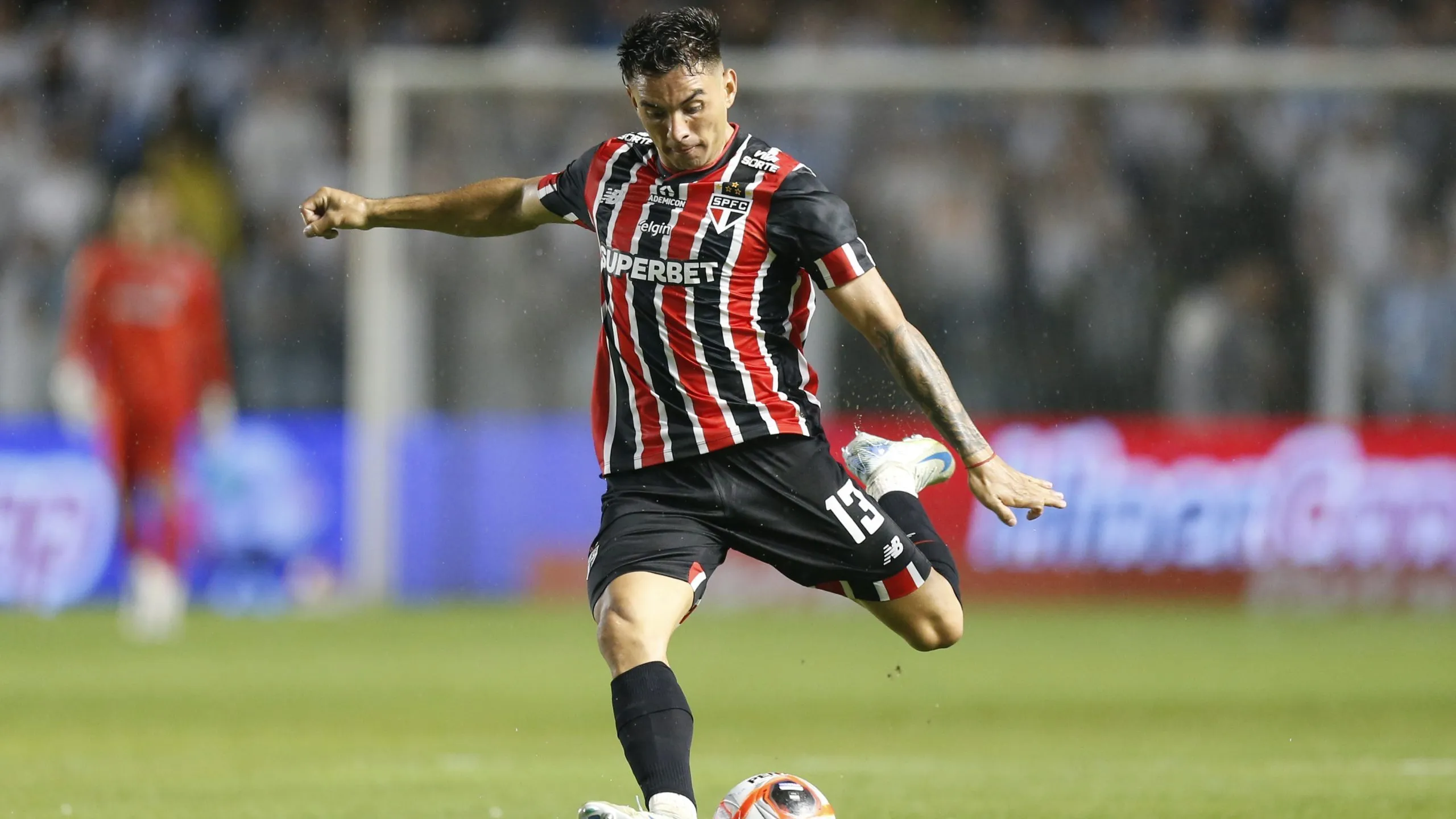 Enzo Díaz con la camiseta de San Pablo.