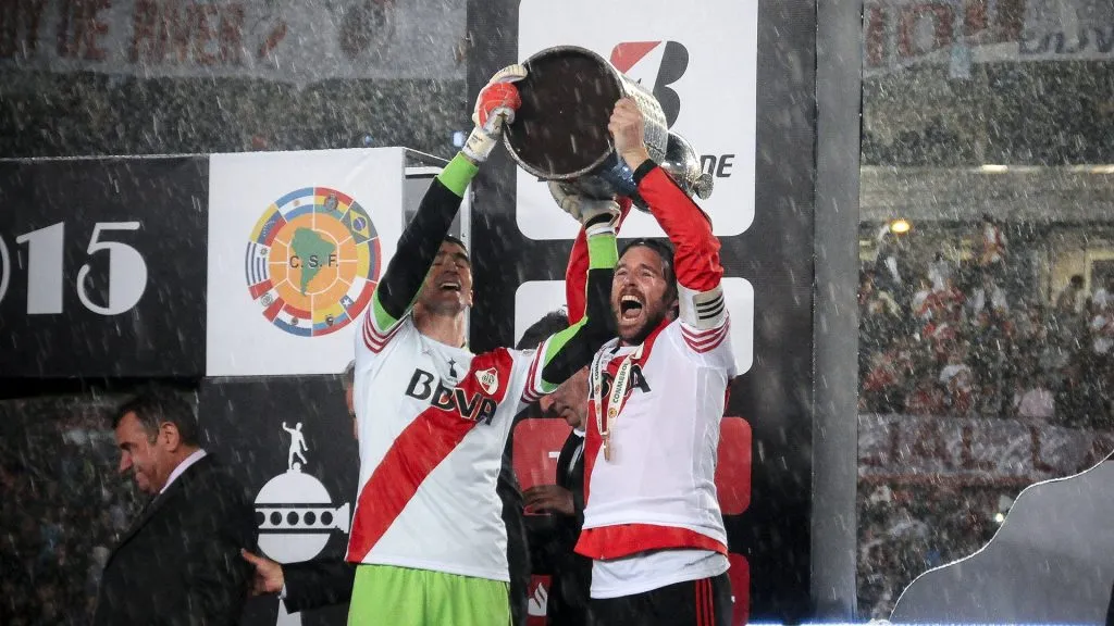 Barovero y Cavenaghi con la Libertadores 2015. (Foto: Prensa River).