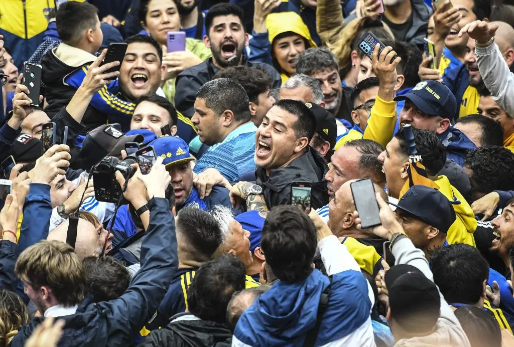 Juan Riquelme junto a los hinchas el día de las elecciones de 2023. (Foto: Getty).