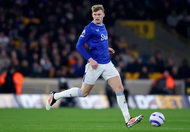 Branthwaite es titular indiscutido en Everton y también lo sería en el United, al menos hasta que vuelva Licha.