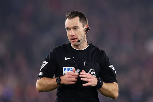 El árbitro de la Premier League, Jarred Gillett, utilizó una Ref Cam en un Crystal Palace vs. Manchester United.
