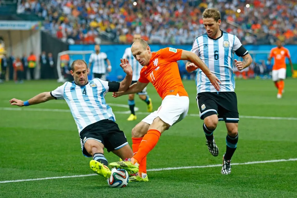 Zabaleta marcando a Arjen Robben en el partidazo ante Holanda, en Brasil 2014.  Getty Images.