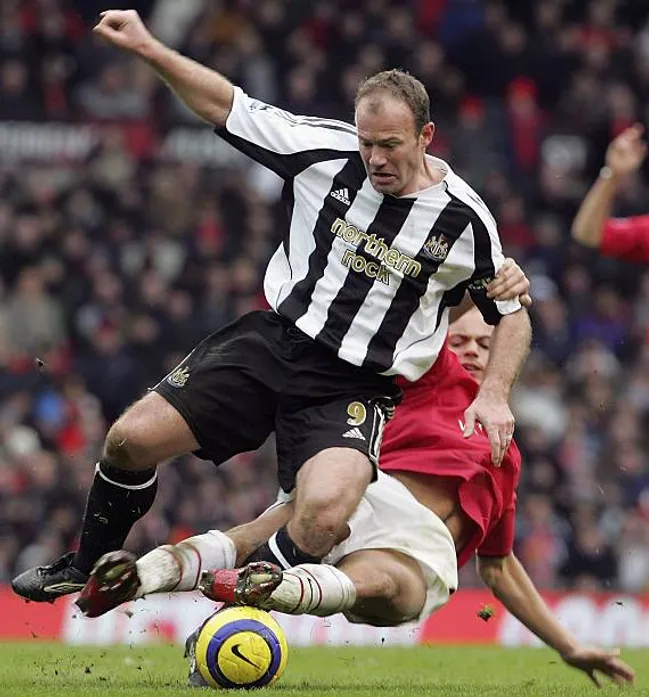 Un joven Wes Brown contra el mítico Alan Shearer. Nunca tuvo problemas en jugar duro.