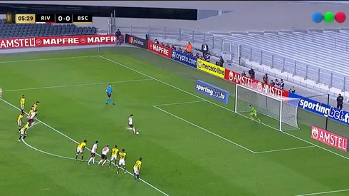 El penal que falló Driussi en el arranque del partido