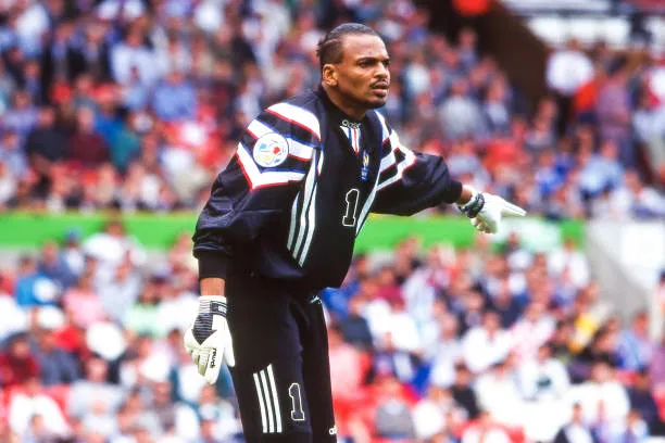 El histórico arquero francés, Bernard Lama, desestimó al Dibu Martínez.