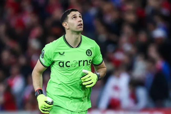 Dibu ya estuvo en Francia para enfrentar al Lille en Conference League. Fue figura y los eliminó.