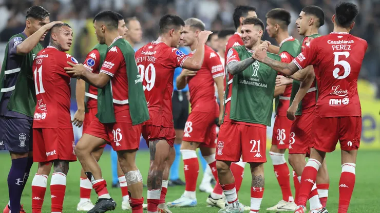 Los jugadores de Huracán celebran el triunfo de la primera fecha.