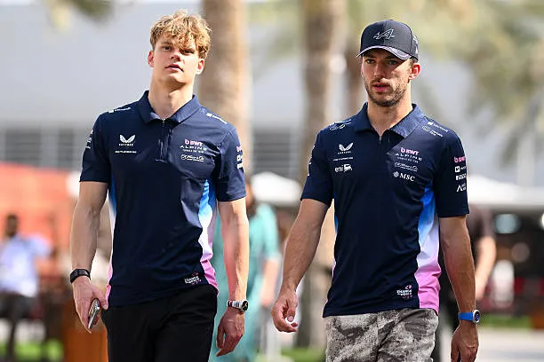 Paul Aron junto a Pierre Gasly, pilotos de Alpine. (Photo by Clive Mason/Getty Images)