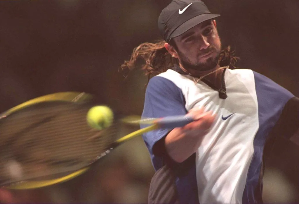 Andre Agassi jugando con peluca en 1994.