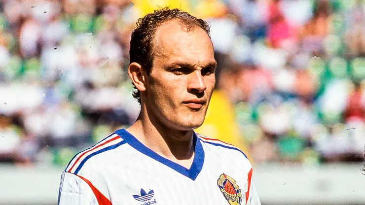 Jugó en Real Madrid, un gol en contra ante Barcelona arruinó su carrera y hoy trabaja de mozo