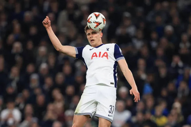 Micky van de Ven está sumando experiencia en el Tottenham.