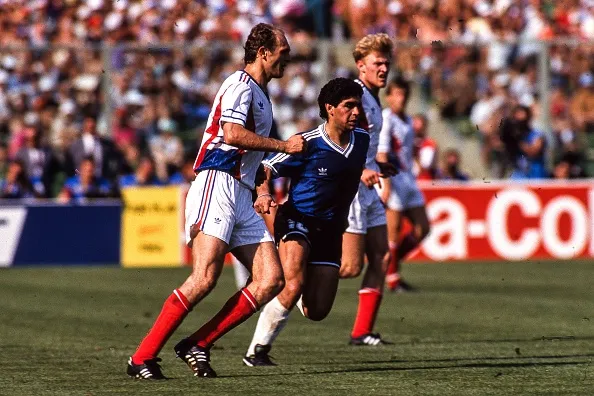 Spsic marca a Maradona en el Mundial de 1990.