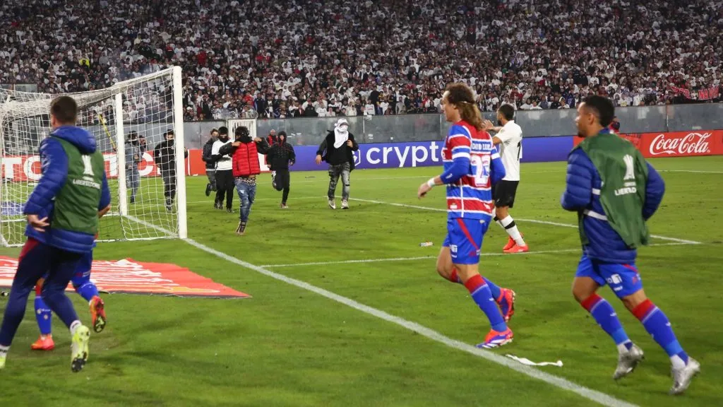 Hinchas de Colo Colo invadieron el campo de juego