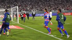 Hinchas de Colo Colo invadieron el campo de juego