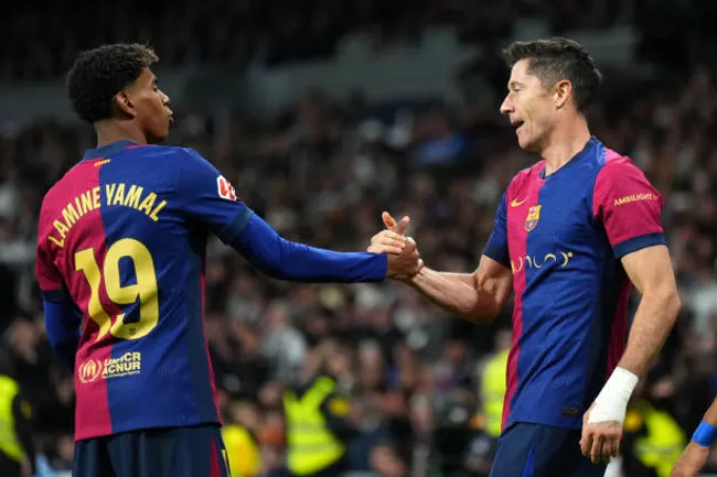 Lewandowski se quedó en Barcelona y ganó tres títulos en la última temporada.