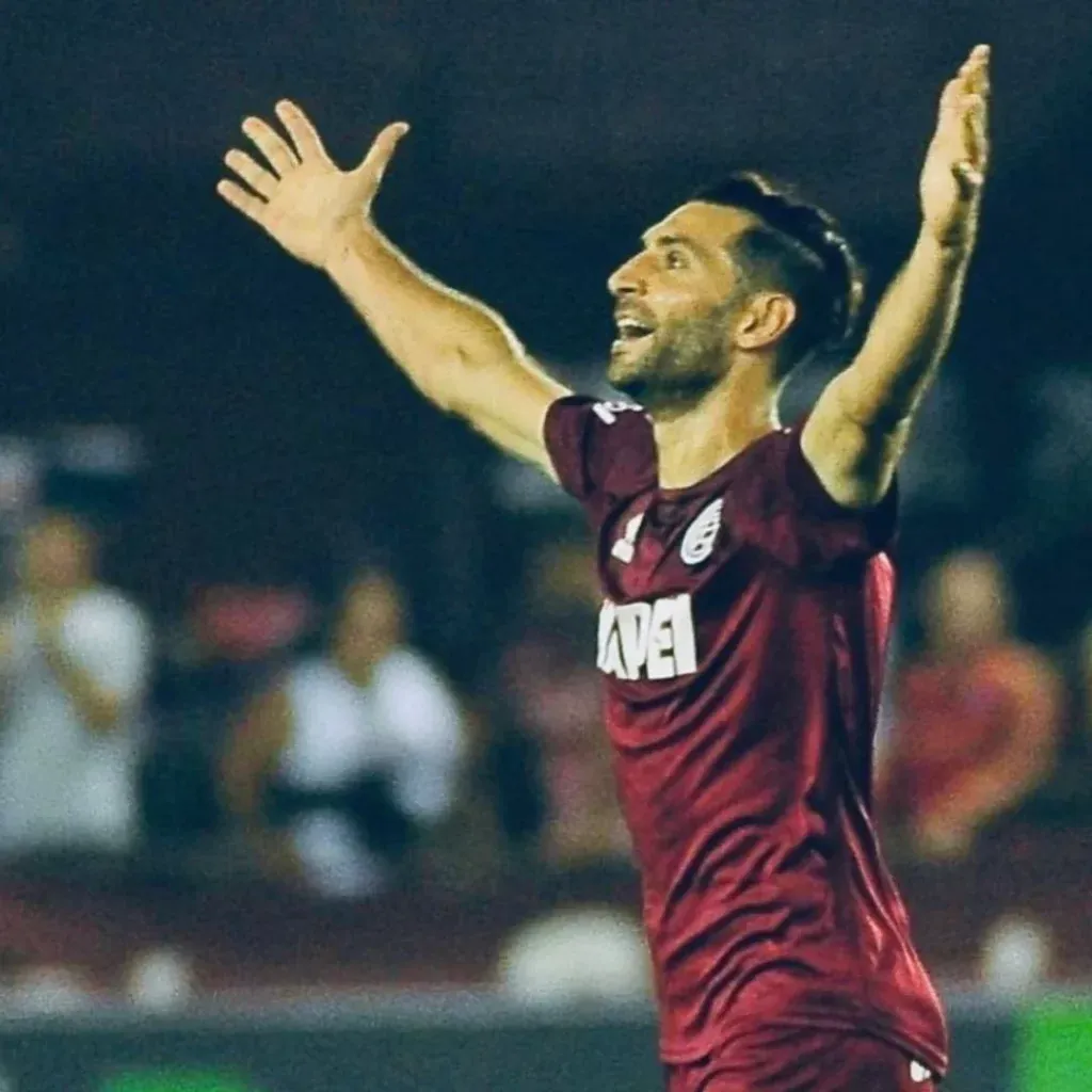 Debutó en el 2003 y en el 2007 fue campeón con Lanús. Foto IG.