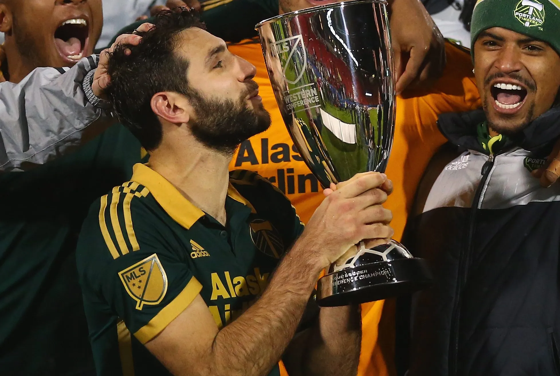 Valeri con el trofeo de la MLS Western Conference en 2015. Getty Images.