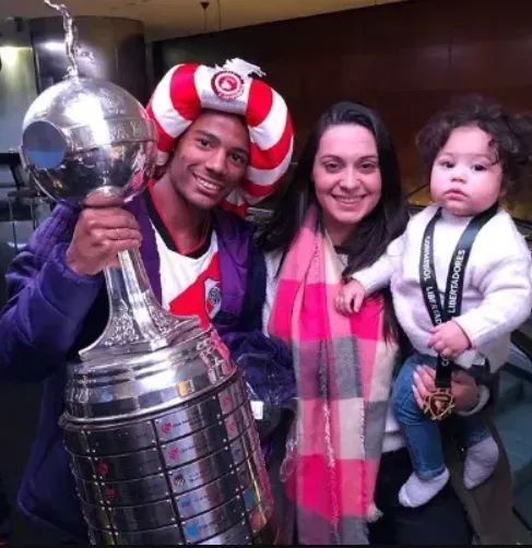Nicolás De La Cruz junto a Vanesa Britos y su hija.