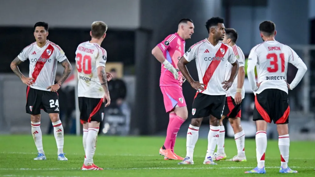 Los jugadores de River Plate se lamentan el empate ante Barcelona de Ecuador en la Copa Libertadores.