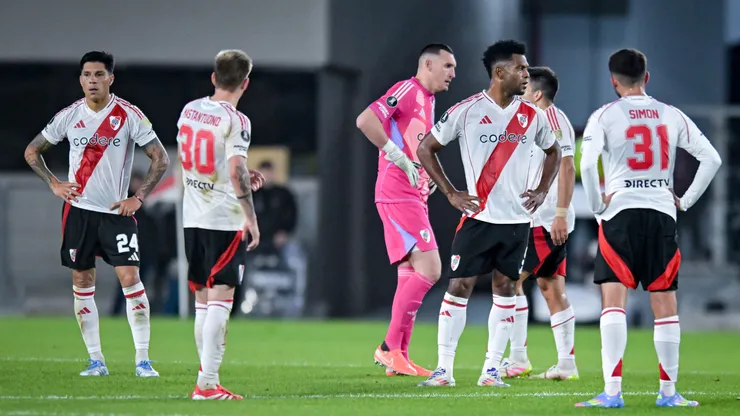 Los jugadores de River Plate se lamentan el empate ante Barcelona de Ecuador en la Copa Libertadores.