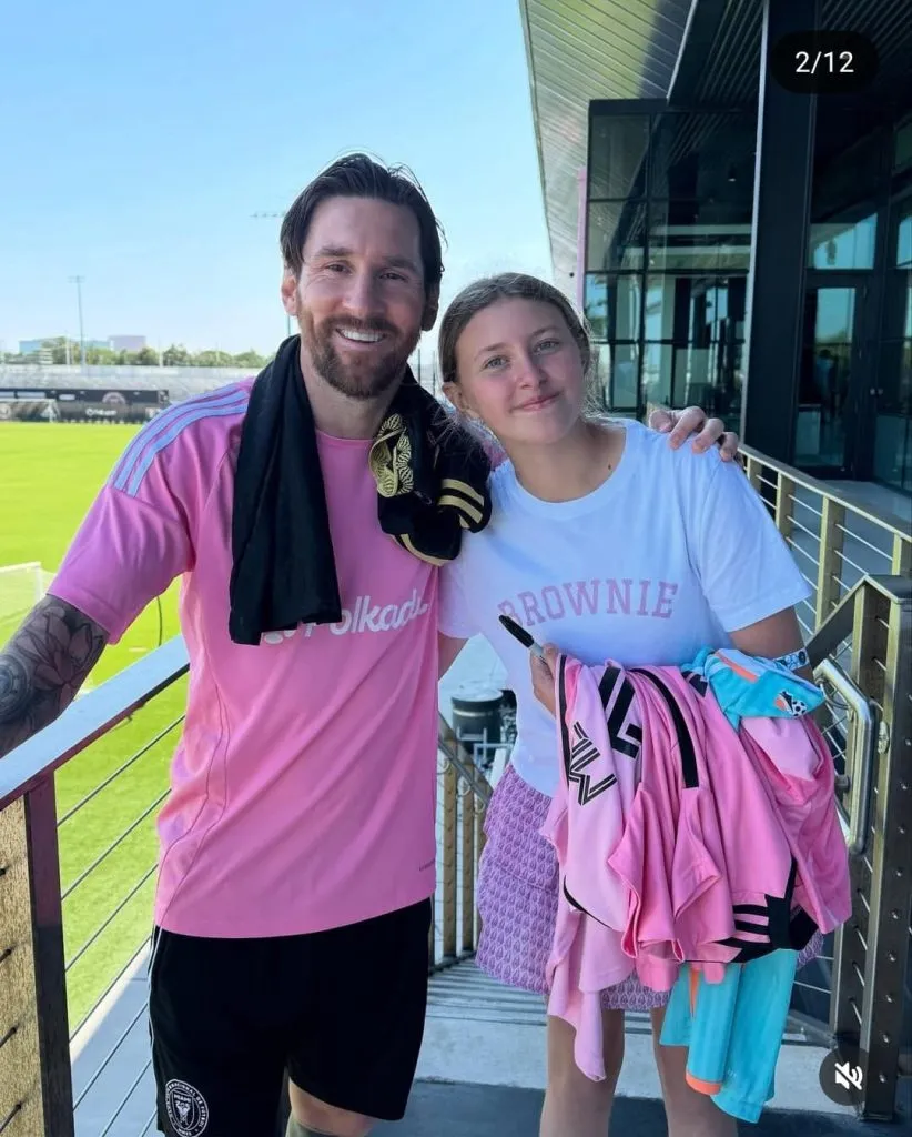 Leo Messi con la hermana de Santiago Giménez.
