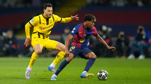 Lamine Yamal encara a Ramy Bensebaini en la goleada por 4-0 de Barcelona ante Borussia Dortmund en el juego de ida de los cuartos de final de la UEFA Champions League 2024-2025.