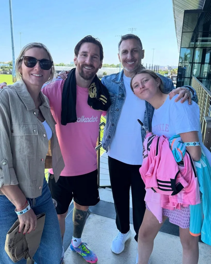 Messi con el Chaco Giménez, su mujer y su hija menor, que juega al fútbol. Foto IG.