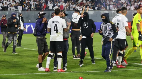 Los hinchas de Colo Colo invadieron el campo de juego