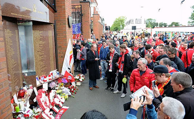 La llama eterna sigue viva en Anfield, en recuerdo y tributo a las víctimas.