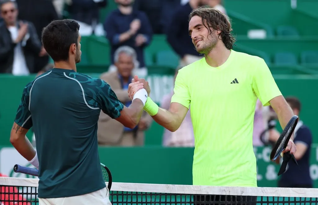 Musetti y Tsitsipas se saludan tras las semifinales del Masters 1000 de Montecarlo. (Foto: Getty).